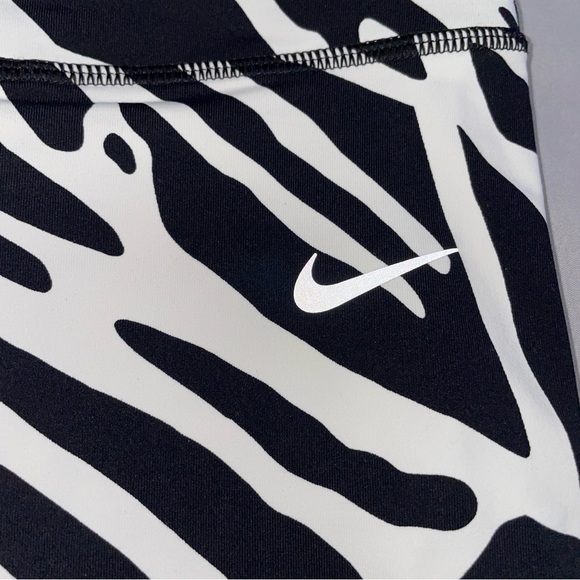 NWT Woman’s NIKE TIGHT FIT Capri Running Leggings XS Black & White Athletic Wear - Picture 4 of 14